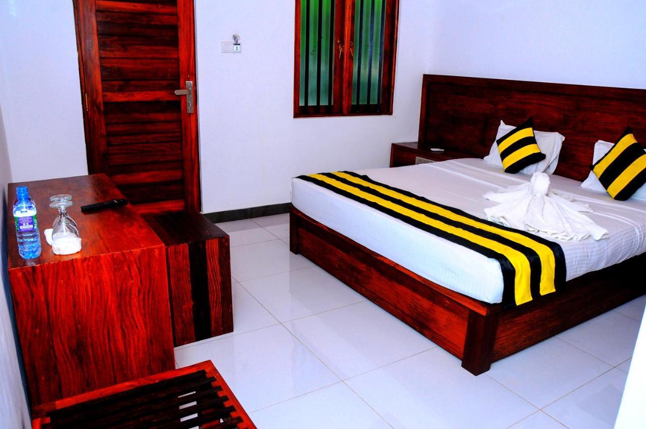 Happy Banana Hotel Unawatuna Exterior photo