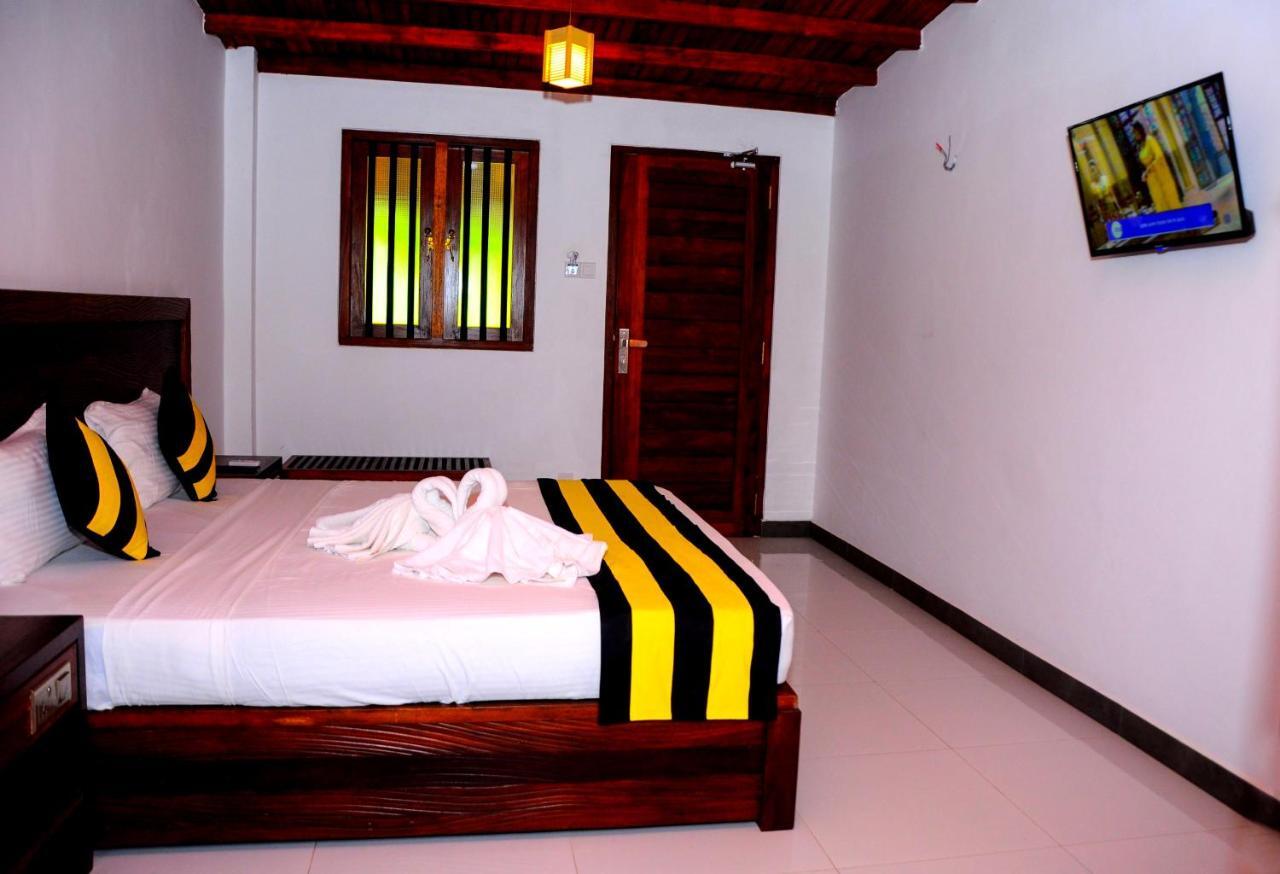 Happy Banana Hotel Unawatuna Exterior photo